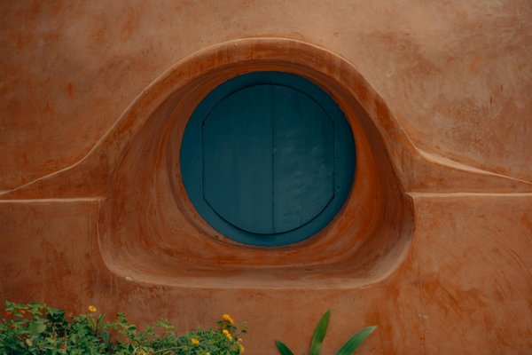 Quels chalets en Suède offrent des séjours avec des cours de cuisine traditionnelle et des randonnées en forêt?
